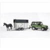 Внедорожник Land Rover Defender с коневозкой и лошадью